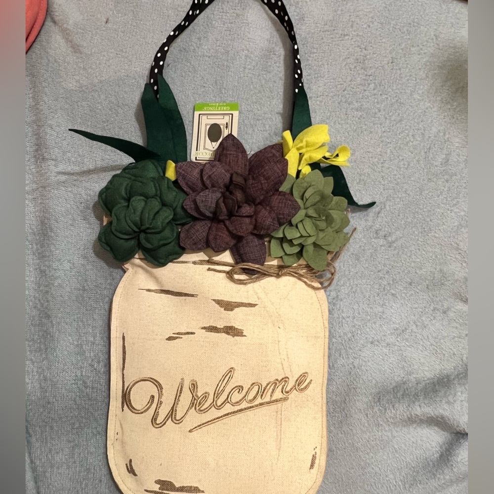 Evergreen Welcome Sign with Succulent Decor New with tags